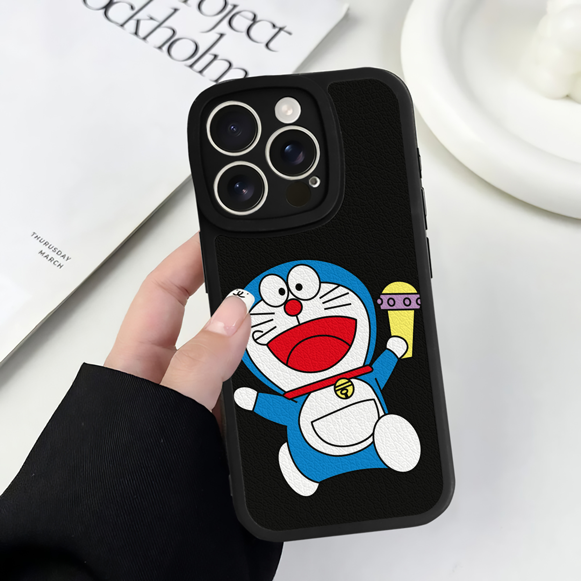 （画像用） ドラえもん Doraemon 【iPhone 16シリーズ対応】シリコンスマホケース（レザー調） 材質：シリコン